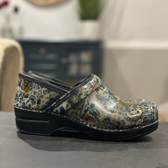 Dansko Shoes - Dansko Nurse Shoes Clogs EUR 40 Colorful Design Floral Paisley US 9.5